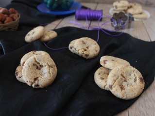 Cookies with berry, chocolate cream and hazelnuts