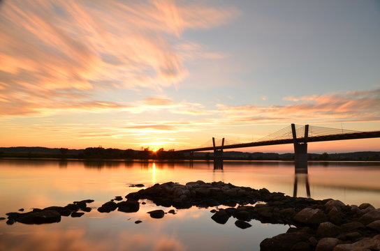 Malowniczy zach&oacute;d słońca nad Wisłą pod Kwidzynem w Polsce
