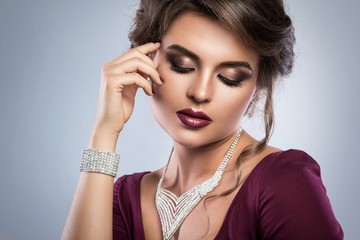 Obraz premium Gorgeous woman is wearing beautiful jewellery