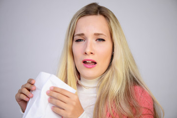 Junge Frau mit Taschentuch