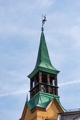 Fototapeta na wymiar Turm mit Spitzdach aus Kupfer