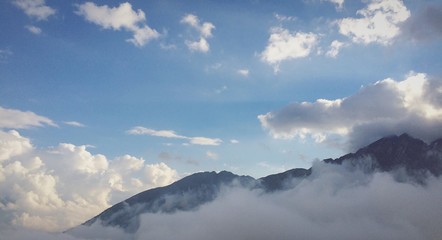 Fototapeta na wymiar libertà nuvole montagna