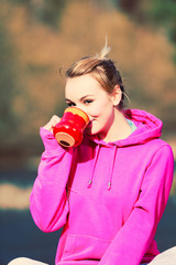 Fototapeta premium Girl at park drinking tea.
