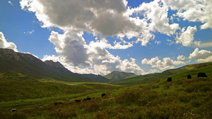 Imensidão de montanhas na província de Gansu interior da China. Conhecida pelos seus campos verdes, cenários intocados e belezas naturais