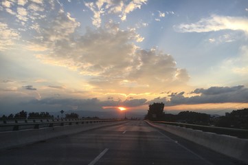Autopista en el atardecer