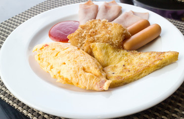 Breakfast set , omelete, sausage, ham © itim2101
