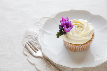 cupcakes with purple edible flowers for tea party