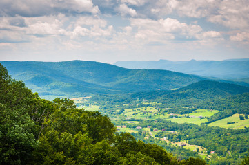 Fototapeta na wymiar View of the Blue Ridge Mountains and Shenandoah Valley in Shenan