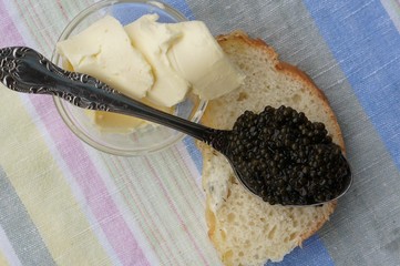 черная икра, масло и  хлеб 