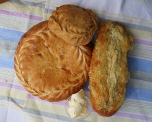 Батон, курник и пирог  © urra
