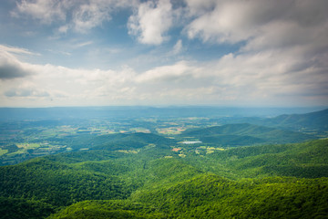 Fototapeta na wymiar View of the Shenandoah Valley from Little Stony Man Cliffs, in S