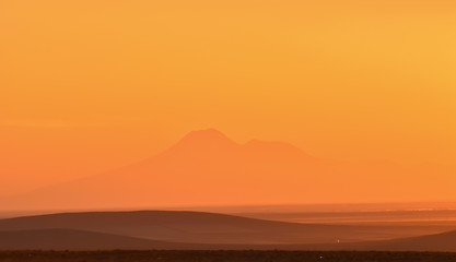 Gök Yüzüne Uzanan Dağ Silueti © The Cheroke