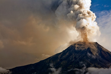 Naklejka premium Wybuch wulkanu Tungurahua, Ekwador