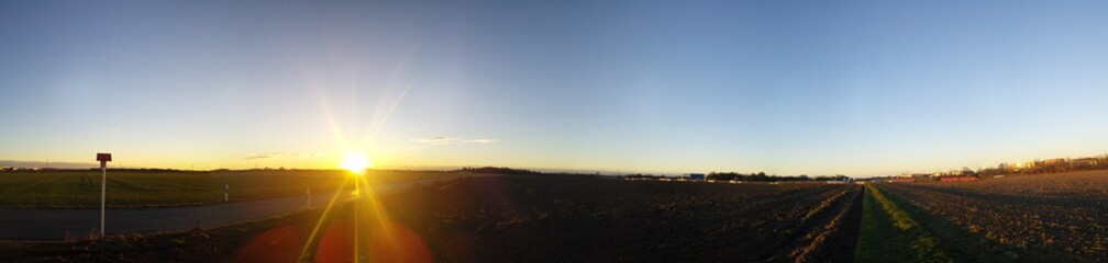 Bayrische Landschaft im Herbst am Morgen.