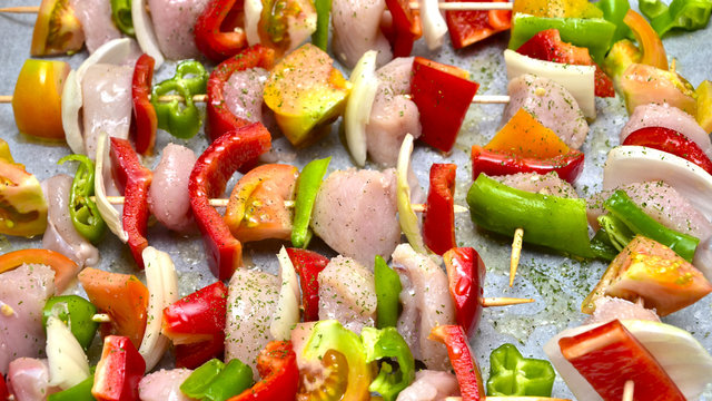 Brochetas de pollo y verdura.