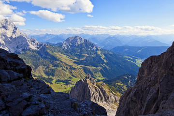 Fototapeta premium Spojrzał przez skały