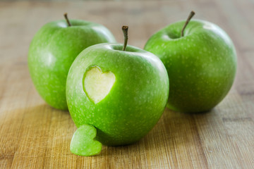 Manzana en mesa de madera con un corazon (salud y concepto de dieta)
- 122477869