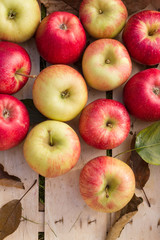 Gesunde frische Bio Äpfel in einer Holzkiste