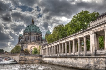 Berliner Dom mit Säulengang © RRA