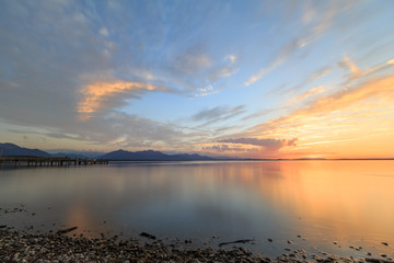 Obraz premium Jetty at Lake Chiemsee in Chieming at sunset, long time exposure