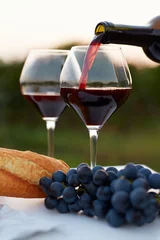 Küchenrückwand glas motiv Wein Pouring red wine into glasses