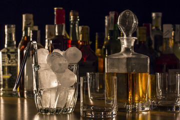 Elements needed to serve a good whiskey on the rocks