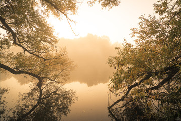 Herbstlicher Sonnenaufgang am Kanal in Halle Saale, Sachsen Anhalt