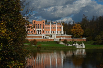 Fototapeta na wymiar Autumn in Marfino park and palace.