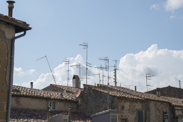 Antennes hertziennes sur toits de tuiles