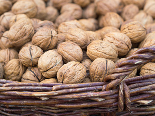 Walnüsse - frische Nüsse vom Markt - gesunde Früchte