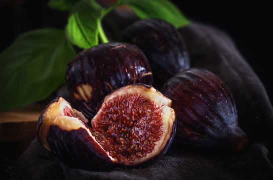 Fototapeta fresh figs on wooden table
