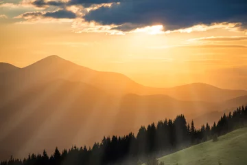 Poster Prachtige zonsondergang in de bergen © Pavlo Vakhrushev