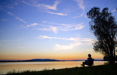 Fototapeta na wymiar Auszeit, Entspannung, Ruhe, Meditation: Abenddämmerung, Ruhe und Sonnenuntergang am See genießen :)