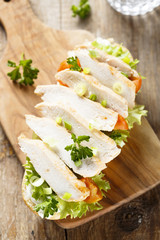 Sandwich with chicken and tomatoes