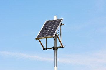 Kleine Solaranlage auf einer Eisenstange montiert