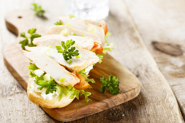 Sandwich with chicken and tomatoes