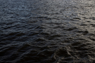 Волны на тёмной воде