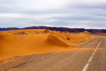 Fototapeta na wymiar Marokko - Sanddünen auf der Fahrt von Erfoud ins Dadestal - Straße der Kasbahs
