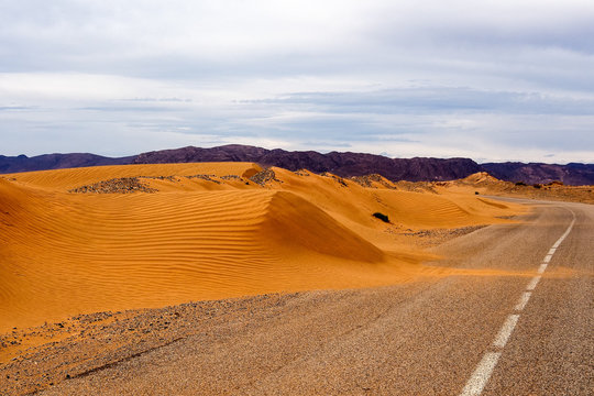 Marokko - Sanddünen auf der Fahrt von Erfoud ins Dadestal - Straße der Kasbahs