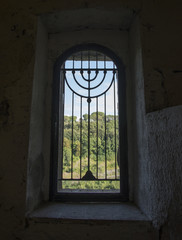 Grille de fenêtre en forme de menorah