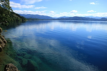 Fototapeta na wymiar 透きとおる水が美しい田沢湖