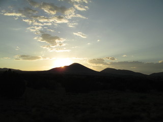 tramonto e montagne