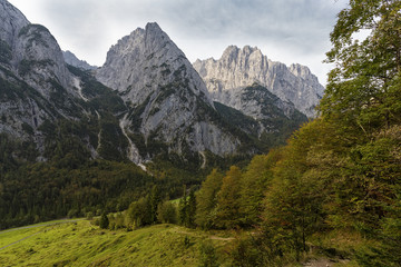 Fototapeta premium Der Wilde Kaiser Gebirgszug in Tirol, Österreich, im Herbst