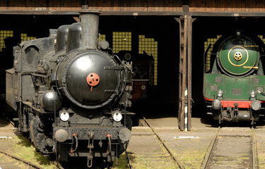 Obraz premium Stare Lokomotywy Parowe Zabytkowe W Zajezdni