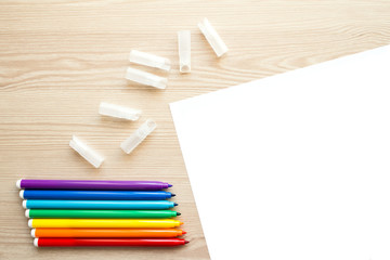 Obraz premium Colored felt-tip pens with paper