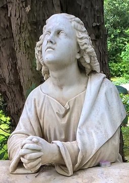 J&uuml;ngling mit Gewand im Gebet am Sarkophag von Freiherr von Berlepsch