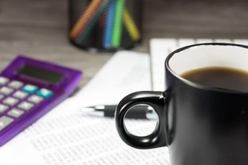 Eine Tasse Kaffee und Tabellenkalkulation