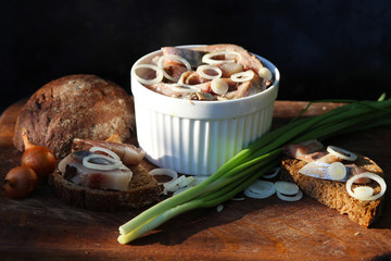 закуска с рыбой и луком