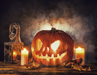 Obraz premium Scary halloween pumpkin on wooden planks