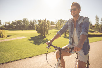 Obraz premium Man cycling in park